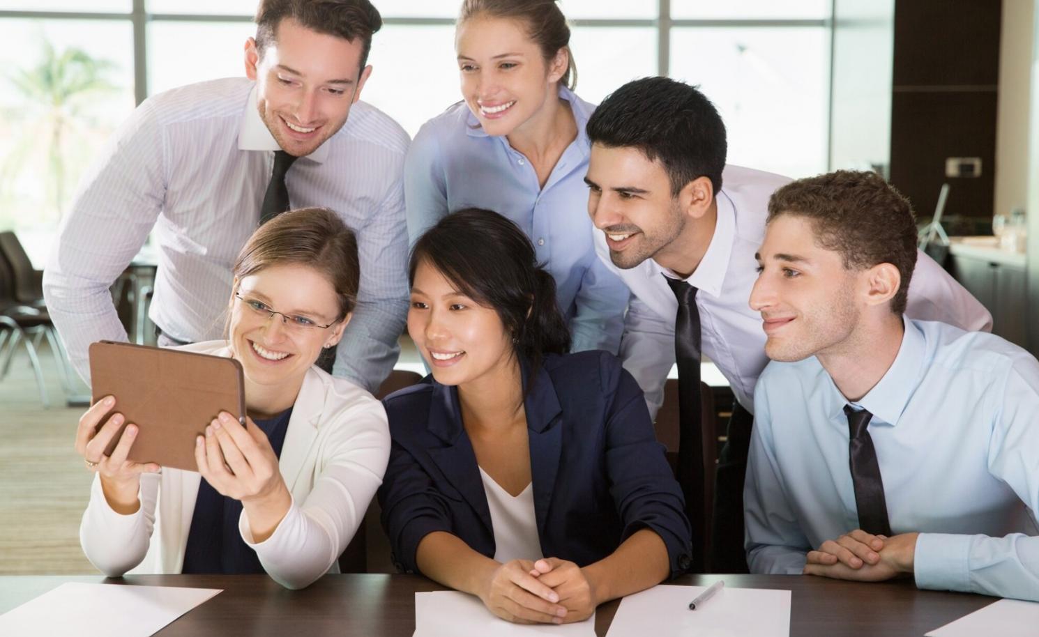 Equipo de investigación trabajando en desarrollo de metodologías educativas